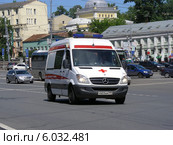 Автомобиль скорой медицинской помощи двигается по улице Китайгородский проезд, Москва (2014 год). Редакционное фото, фотограф lana1501 / Фотобанк Лори