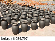 Глиняная посуда на площади горшечников, Бхактапур, Непал (2012 год). Стоковое фото, фотограф Юлия Бабкина / Фотобанк Лори