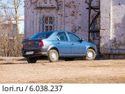 Город Любим. Автомобиль Renault Logan у церкви Тихвинской иконы Божией Матери (2014 год). Редакционное фото, фотограф Сергей Лаврентьев / Фотобанк Лори