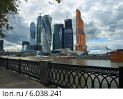 Вид на комплекс "Москва-Сити" с набережной Тараса Шевченко в облачную, предгрозовую погоду. Москва (2014 год). Редакционное фото, фотограф Самойлова Екатерина / Фотобанк Лори