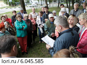 Люди обсуждают строительство нового объекта (2014 год). Редакционное фото, фотограф Дмитрий Неумоин / Фотобанк Лори