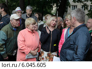 Люди задают вопрос представителю власти (2014 год). Редакционное фото, фотограф Дмитрий Неумоин / Фотобанк Лори