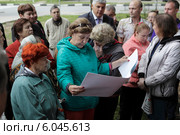 Люди смотрят план застройки (2014 год). Редакционное фото, фотограф Дмитрий Неумоин / Фотобанк Лори