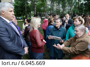 Эмоциональные жители задают вопросы (2014 год). Редакционное фото, фотограф Дмитрий Неумоин / Фотобанк Лори