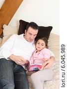Father reading his daughter a story. Стоковое фото, фотограф Phovoir Images / Фотобанк Лори