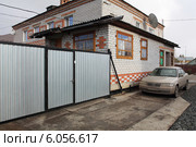Автомобиль возле сдвижных ворот (2013 год). Редакционное фото, фотограф Анатолий Матвейчук / Фотобанк Лори