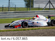 Болид Формула 2.0 участвует в чемпионате "Мировая серия Renault" на треке "Moscow Raceway" в Подмосковье (2014 год). Редакционное фото, фотограф Николай Винокуров / Фотобанк Лори