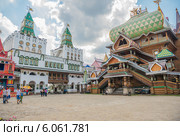 Измайловский кремль. Въездные ворота, дворец русской трапезы. Москва (2014 год). Редакционное фото, фотограф Владимир Князев / Фотобанк Лори