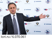 Портрет Виталия Леонтьевича Мутко министра спорта, туризма и молодёжной политики Российской Федерации на фоне прессвола во время интервью с журналистами. Редакционное фото, фотограф Николай Винокуров / Фотобанк Лори