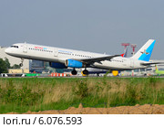Airbus A321 (бортовой EI-ETJ) авиакомпании Metrojet вылетает из Домодедова (2014 год). Редакционное фото, фотограф Alexei Tavix / Фотобанк Лори