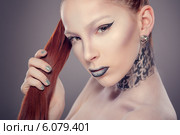 Красивая девушка с ярким макияжем и ногтями. Стоковое фото, фотограф Вера Франц / Фотобанк Лори