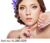 Красивая девушка с ярким макияжем, прической и колокольчиками. Стоковое фото, фотограф Вера Франц / Фотобанк Лори