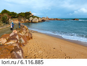 Family and Tregastel coast view (Brittany, France) Стоковое фото, фотограф Юрий Брыкайло / Фотобанк Лори