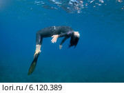 Фридайвер в воде Эгейского моря, остров Сими, Греция (2013 год). Редакционное фото, фотограф Некрасов Андрей / Фотобанк Лори