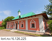 Бывший Казначейский корпус в Борисоглебском монастыре г. Дмитрова, Московская обл. В наше время в здании располагается Духовно-просветительский центр Возрождение (2014 год). Стоковое фото, фотограф Иван Марчук / Фотобанк Лори