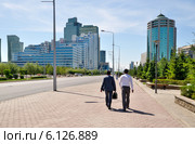 Город Астана. Улица Кунаева. Казахстанские чиновники (2014 год). Редакционное фото, фотограф Александр Тараканов / Фотобанк Лори