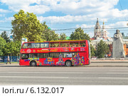 Красный двухэтажный экскурсионный автобус в центре Москвы. Театральная площадь (2014 год). Редакционное фото, фотограф Владимир Сергеев / Фотобанк Лори