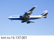Самолет "Боинг-747" авиакомпании "Трансаэро" снижается перед посадкой в аэропорту Шереметьево (2014 год). Редакционное фото, фотограф Александр Фрейдин / Фотобанк Лори