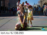 Посетители музыкального фестивале индийских красок ColorFest бросают друг друга сухой краской в Москве на проспекте Сахарова 13 июля 2014. Редакционное фото, фотограф Николай Винокуров / Фотобанк Лори