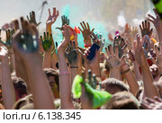 Посетители музыкального фестивале индийских красок ColorFest бросают друг друга сухой краской в Москве на проспекте Сахарова 13 июля 2014. Редакционное фото, фотограф Николай Винокуров / Фотобанк Лори