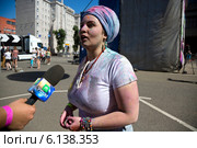 Певица Shoo (Саша Балашова) дает интервью телеканалу НТВ на музыкальном фестивале Colorfest на проспекте Сахарова города Москвы (2014 год). Редакционное фото, фотограф Николай Винокуров / Фотобанк Лори