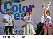 Группа "Банд'Эрос" выступает на музыкальном фестивале ColorFest на проспекте Сахарова города Москвы, Россия (2014 год). Редакционное фото, фотограф Николай Винокуров / Фотобанк Лори