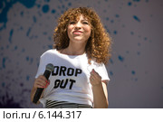 Певица Наташа (Наталья Ибадин) из группы "Банд'Эрос" выступает на музыкальном фестивале ColorFest на проспекте Сахарова города Москвы, Россия (2014 год). Редакционное фото, фотограф Николай Винокуров / Фотобанк Лори