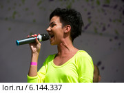 Певица Марта Кот поет на сцене музыкального фестиваля ColorFest на проспекте Сахарова города Москвы, Россия (2014 год). Редакционное фото, фотограф Николай Винокуров / Фотобанк Лори