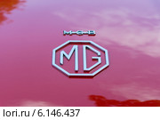 The logo of the sports car MG MGB 1800 convertible (2014 год). Редакционное фото, фотограф Sergey Kohl / Фотобанк Лори