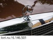 Hood ornament of the full-size luxury car Mercedes-Benz 450SEL (W116) (2014 год). Редакционное фото, фотограф Sergey Kohl / Фотобанк Лори