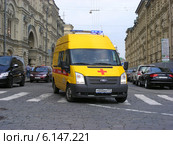Автомобиль скорой медицинской помощи двигается по улице Ильинка в Москве (2014 год). Редакционное фото, фотограф lana1501 / Фотобанк Лори