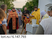 Молебен возле церкви Иоанна Богослова во время крестного хода в память святых царственных страстотерпцев в Арзамасе (2014 год). Редакционное фото, фотограф Аркадий Рыпин / Фотобанк Лори