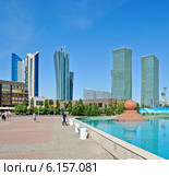 Город Астана. Небоскребы и фонтан (2014 год). Стоковое фото, фотограф Александр Тараканов / Фотобанк Лори