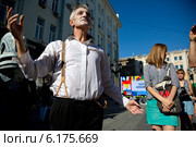 Питерский театр OddDance показывает уличный спектакль "Человек по имени" в Столешниковом переулке в рамках фестиваля  исполнительского мастерства "Открытые улицы" в городе Москве 12 июля 2014. Редакционное фото, фотограф Николай Винокуров / Фотобанк Лори