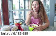 Ресторан McDonalds и девушка со стандартным набором фастфуда (2014 год). Редакционное видео, видеограф Кекяляйнен Андрей / Фотобанк Лори
