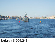 Утренняя Нева накануне  Дня ВМФ. Санкт-Петербург (2014 год). Редакционное фото, фотограф Виктор Карасев / Фотобанк Лори