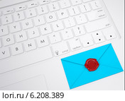 Конверт с печатью на клавиатуре. Стоковая иллюстрация, иллюстратор Кирилл Черезов / Фотобанк Лори