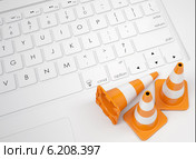 Дорожные конусы на клавиатуре ноутбука. Стоковая иллюстрация, иллюстратор Кирилл Черезов / Фотобанк Лори