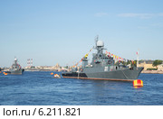 Кильватерная колонна кораблей на Дне ВМФ в Санкт-Петербурге (2014 год). Редакционное фото, фотограф Виктор Карасев / Фотобанк Лори