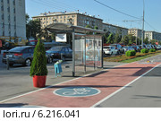Велосипедная дорожка, автобусная остановка на Фрунзенской набережной, Москва (2014 год). Редакционное фото, фотограф lana1501 / Фотобанк Лори