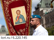 Десантник ВДВ держит православную хоругвь во время богослужения на Лобном месте на Красной площади города Москвы в день Святого Илии пророка и ВДВ (2013 год). Редакционное фото, фотограф Николай Винокуров / Фотобанк Лори
