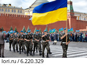 Ребята из детско-юношеского парашютно-десантный клуба "Батя" (Украина) участвуют в параде, посвященном Дню ВДВ на Красной площади города Москвы 2 августа 2013. Редакционное фото, фотограф Николай Винокуров / Фотобанк Лори