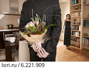 Young man giving flowers to his girlfriend. Стоковое фото, агентство BE&W Photo / Фотобанк Лори
