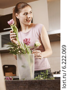 Young woman arranging flowers in the vase. Стоковое фото, агентство BE&W Photo / Фотобанк Лори
