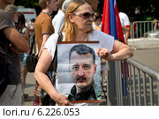 Женщина держит портрет лидера народного ополчения Донбасса Стрелкова Игоря Ивановича на митинге в поддержку Донбасса, Новороссии под названием "Битва за Донецкую Русь!", 2 августа 2014. Редакционное фото, фотограф Николай Винокуров / Фотобанк Лори