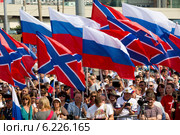 Флаги Новороссии и российский триколор на митинге в поддержку Донбасса, Новороссии под названием "Битва за Донецкую Русь!", 2 августа 2014. Редакционное фото, фотограф Николай Винокуров / Фотобанк Лори