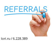 Рука с синим фломастером и надпись Referrals. Стоковое фото, фотограф Ивелин Радков / Фотобанк Лори