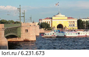 Большое количество кораблей проходит под Дворцовым мостом. Река Нева, Санкт-Петербург (2014 год). Стоковое видео, видеограф Кекяляйнен Андрей / Фотобанк Лори