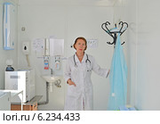 Врач в процедурном кабинете поликлиники (2014 год). Редакционное фото, фотограф Ирина Борсученко / Фотобанк Лори