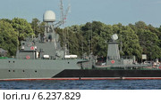 Военный корабль ВМФ России на реке Неве, Адмиралтейская набережная, Санкт-Петербург (2014 год). Редакционное видео, видеограф Кекяляйнен Андрей / Фотобанк Лори